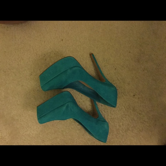 Jessica Simpson Suede Pumos - Picture 2 of 5